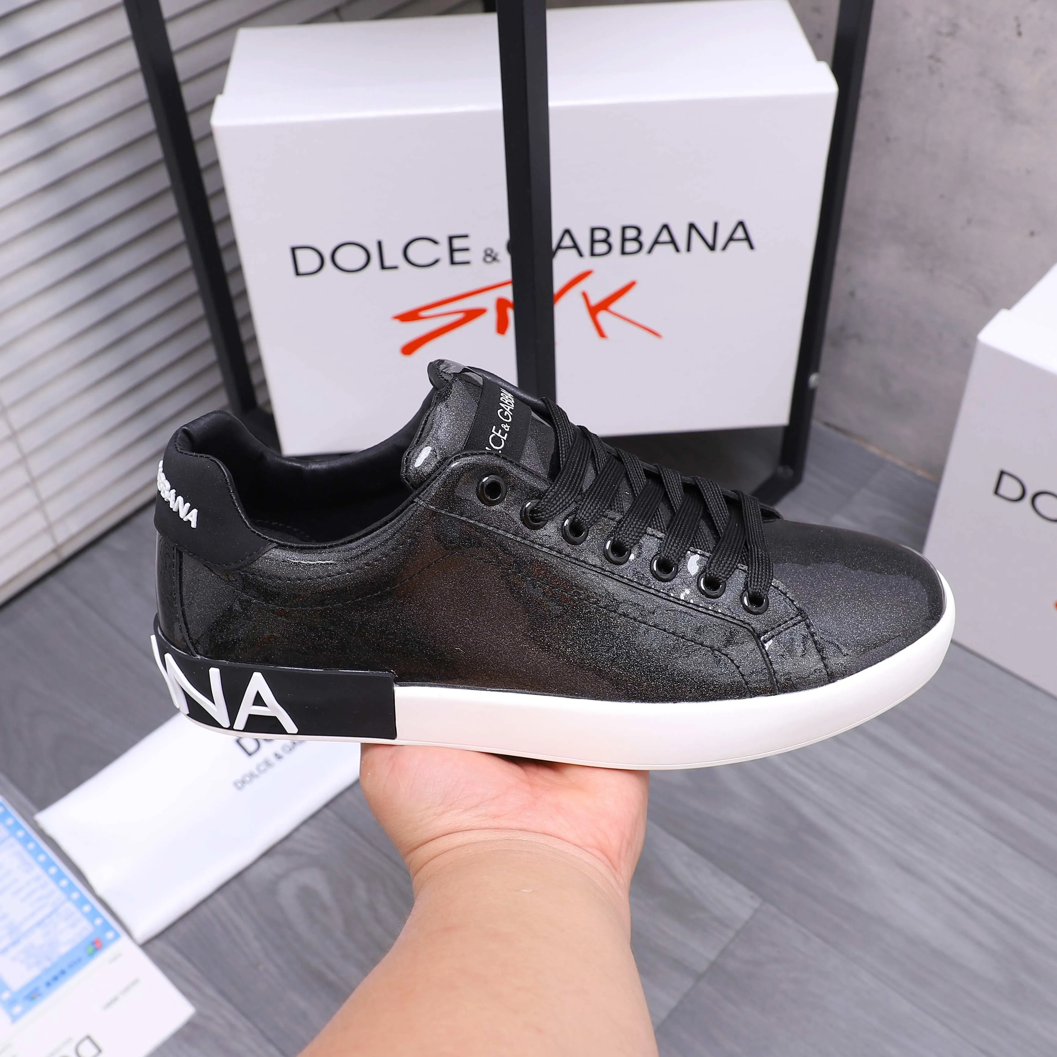 Men's shoes 💰420 Product trademark: DG (Dolce & Gabbana) couple's casual shoes Regular size: 35-46 (45.46 is custom-made and non-returnable) Product materials: Selected patent cowhide upper, leather lining, cowhide insole, original outsole